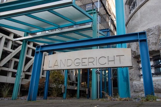 Im Prozess um vergiftete Pausenbrote muss sich ein 57-jähriger Deutscher vor dem Landgericht Bielefeld wegen versuchten Mordes verantworten.