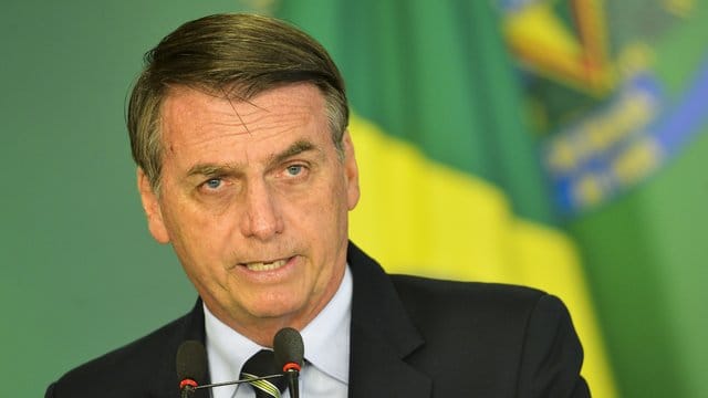 Brasiliens Präsident Jair Bolsonaro gerät wegen eines obszönen Videos auf seinem Twitter-Account unter Druck. Brasiliens Präsident Jair Bolsonaro gerät wegen eines obszönen Videos auf seinem Twitter-Account unter Druck.