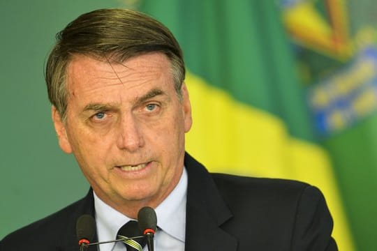Brasiliens Präsident Jair Bolsonaro gerät wegen eines obszönen Videos auf seinem Twitter-Account unter Druck.