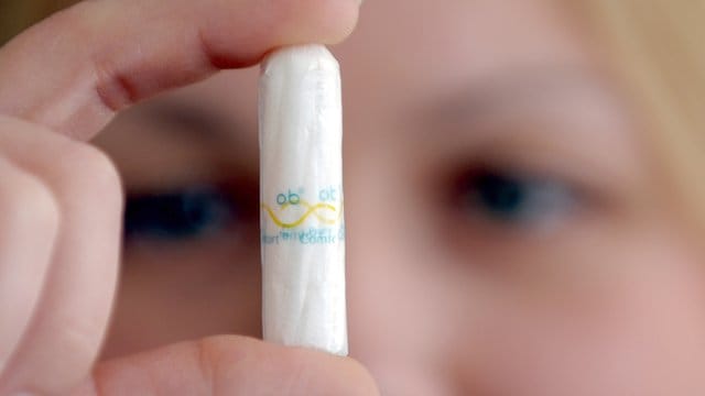 Auf Tampons, Binden und ähnliche Hygieneartikel ist derzeit ein Mehrwertsteuersatz von 19 Prozent fällig.