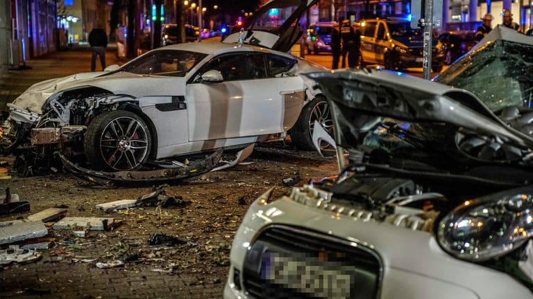 Zwei Autos stehen nach einem Zusammenprall am Straßenrand. Beim Zusammenprall von zwei Autos sind in Stuttgart zwei Menschen ums Leben gekommen.