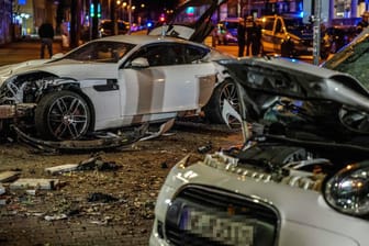 Zwei Autos stehen nach einem Zusammenprall am Straßenrand. Beim Zusammenprall von zwei Autos sind in Stuttgart zwei Menschen ums Leben gekommen.