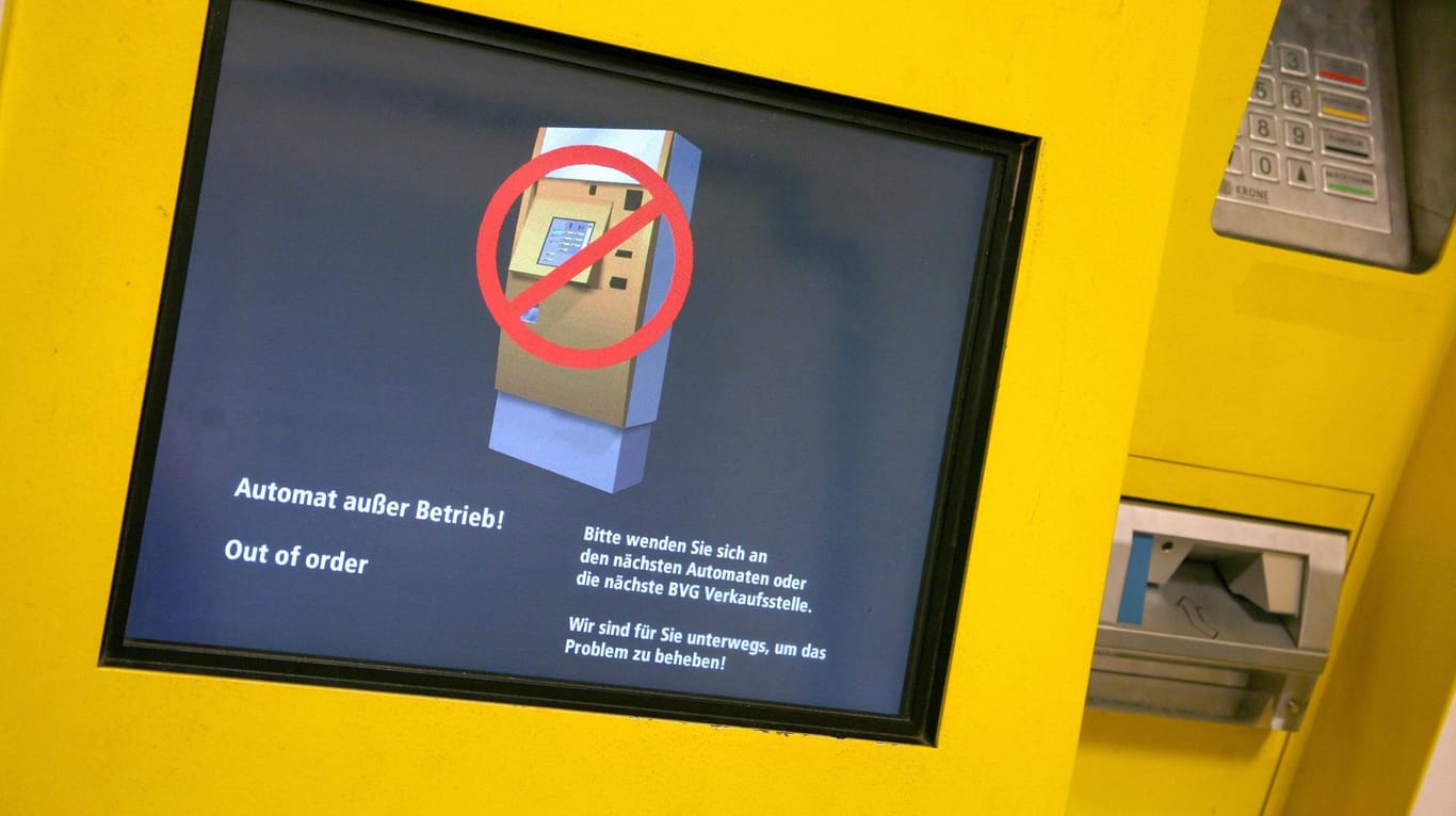 Fahrscheinautomat außer Betrieb: Wenn ein Automat kaputt ist, sollten Sie die Gerätenummer notieren und wenn möglich Fotos davon machen.