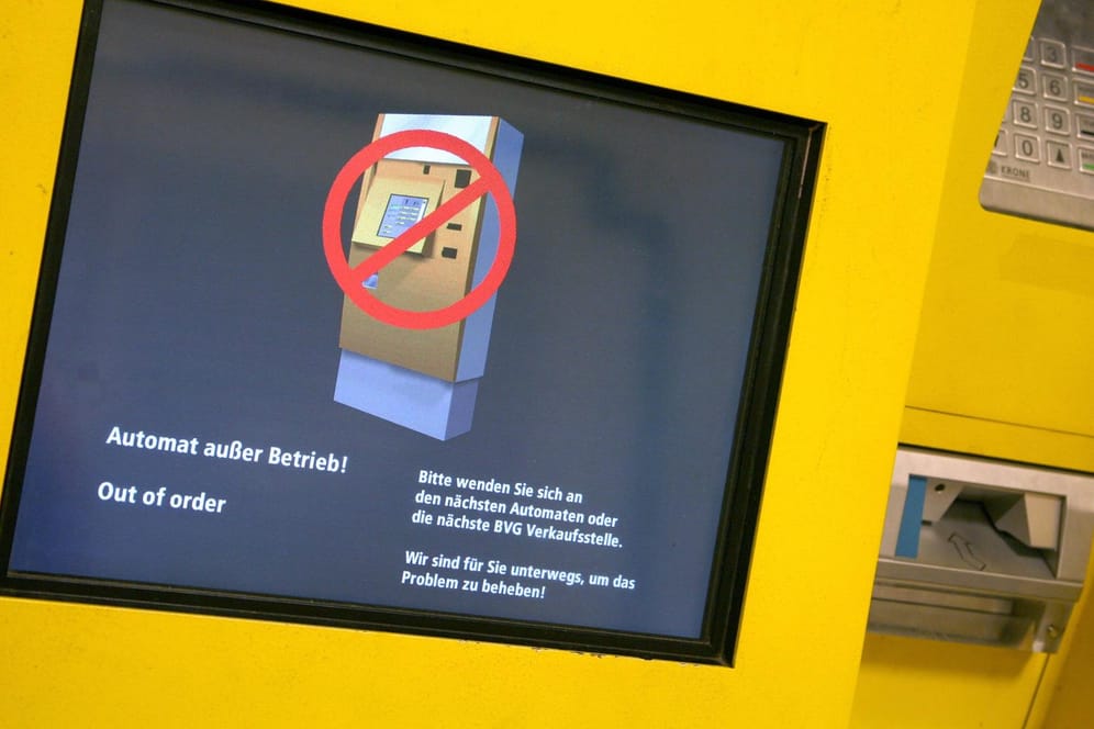 Fahrscheinautomat außer Betrieb: Wenn ein Automat kaputt ist, sollten Sie die Gerätenummer notieren und wenn möglich Fotos davon machen.