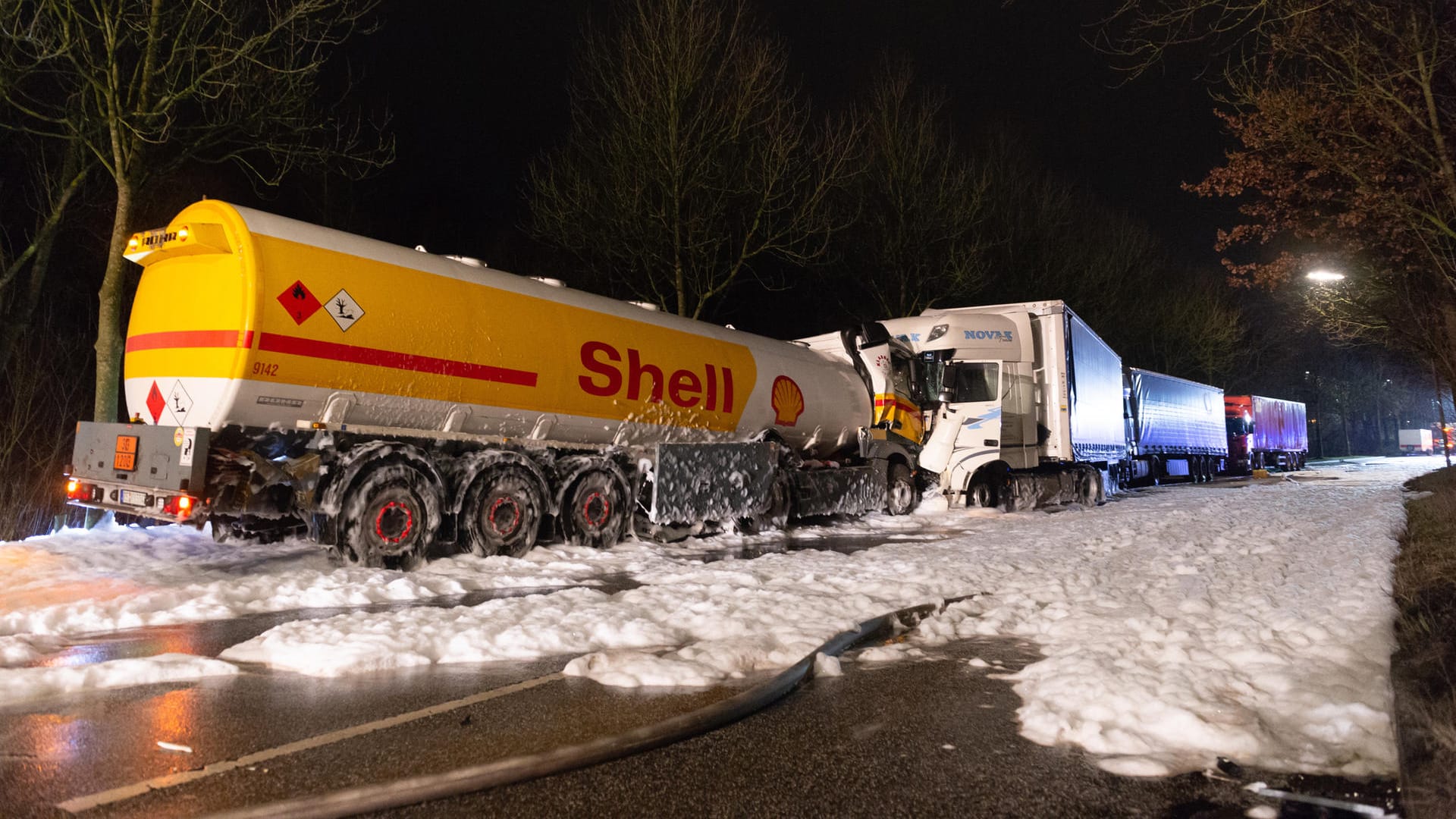 Unfall in Hamburg-Heimfeld: Nach dem Zusammenprall eines Tanklasters mit einem Lastwagen ergossen sich große Mengen Benzin über die Straße.