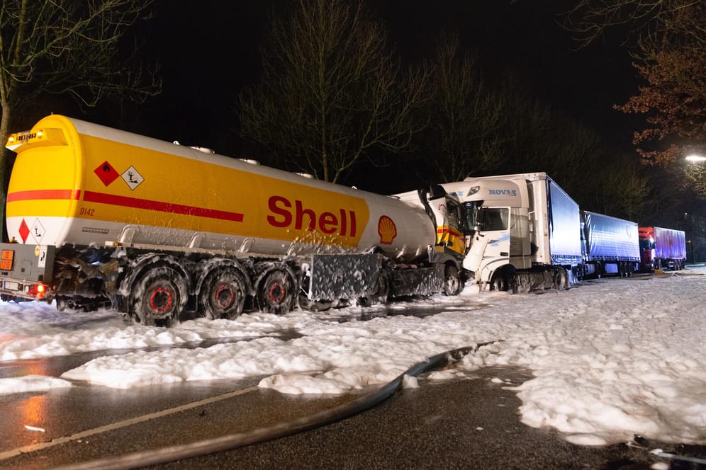 Unfall in Hamburg-Heimfeld: Nach dem Zusammenprall eines Tanklasters mit einem Lastwagen ergossen sich große Mengen Benzin über die Straße.