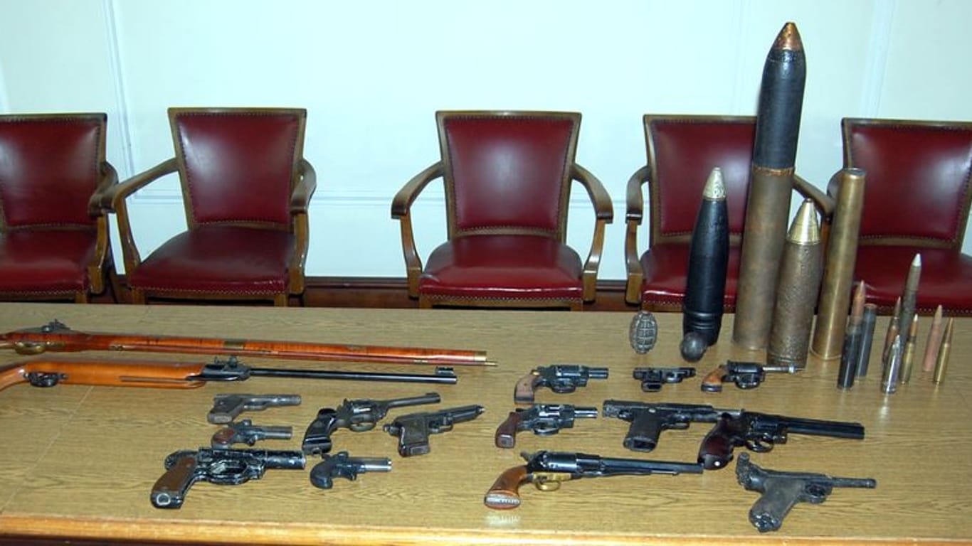 Diese Granaten, Pistolen und Langwaffen hortete ein Mann aus Wuppertal in seiner Wohnung.