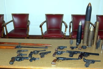 Diese Granaten, Pistolen und Langwaffen hortete ein Mann aus Wuppertal in seiner Wohnung.