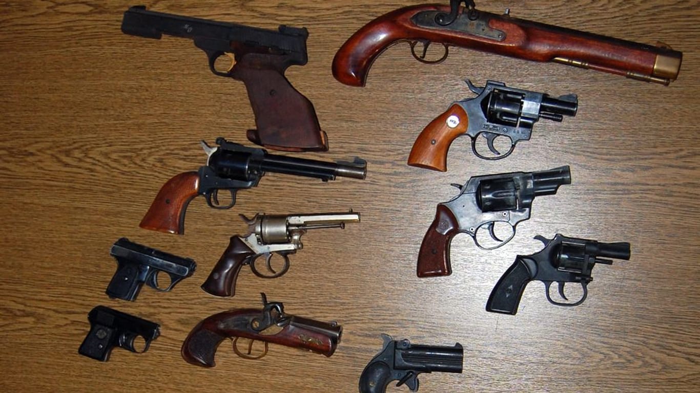 Diese Pistolensammlung beschlagnahmte die Polizei Wuppertal ebenso.