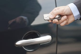 Immer mehr moderne Wagen haben keine Schlüssel mehr, sondern ein "Keyless Go"-System. Bei diesem muss die Fernbedienung nur in der Nähe Autos sein, damit dieses sich öffnet. (Symbolfoto)
