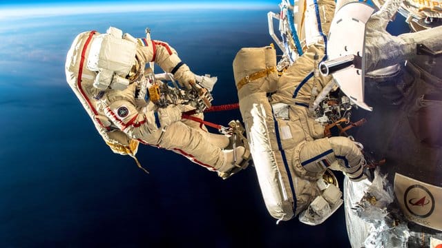 Zwei Kosmonauten überprüfen ein Leck an einer Raumkapsel, das im August einen leichten Druckabfall ausgelöst hatte. Zwei Kosmonauten überprüfen ein Leck an einer Raumkapsel, das im August einen leichten Druckabfall ausgelöst hatte.