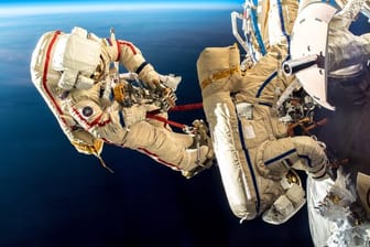 Zwei Kosmonauten überprüfen ein Leck an einer Raumkapsel, das im August einen leichten Druckabfall ausgelöst hatte.