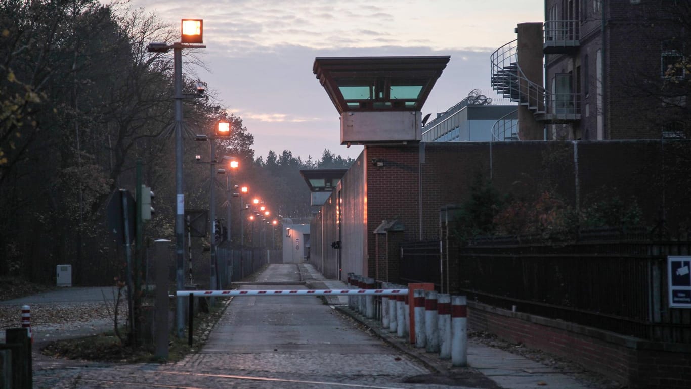 Justizvollzugsanstalt Berlin-Tegel: Der entwichene Straftäter war 2001 zu zehn Jahren Haft wegen Vergewaltigung, Körperverletzung und Raub verurteilt worden.