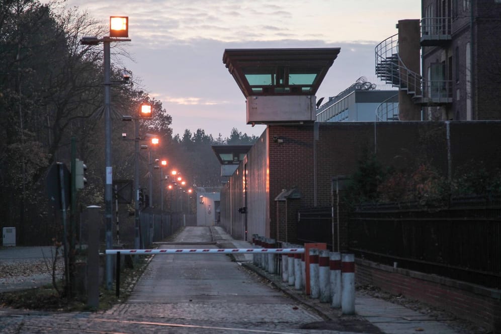 Justizvollzugsanstalt Berlin-Tegel: Der entwichene Straftäter war 2001 zu zehn Jahren Haft wegen Vergewaltigung, Körperverletzung und Raub verurteilt worden.