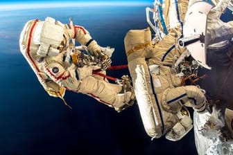 Kosmonauten überprüfen Leck an einer Raumkapsel der ISS: Das Leck hatte im August zu einem leichten Druckabfall geführt.