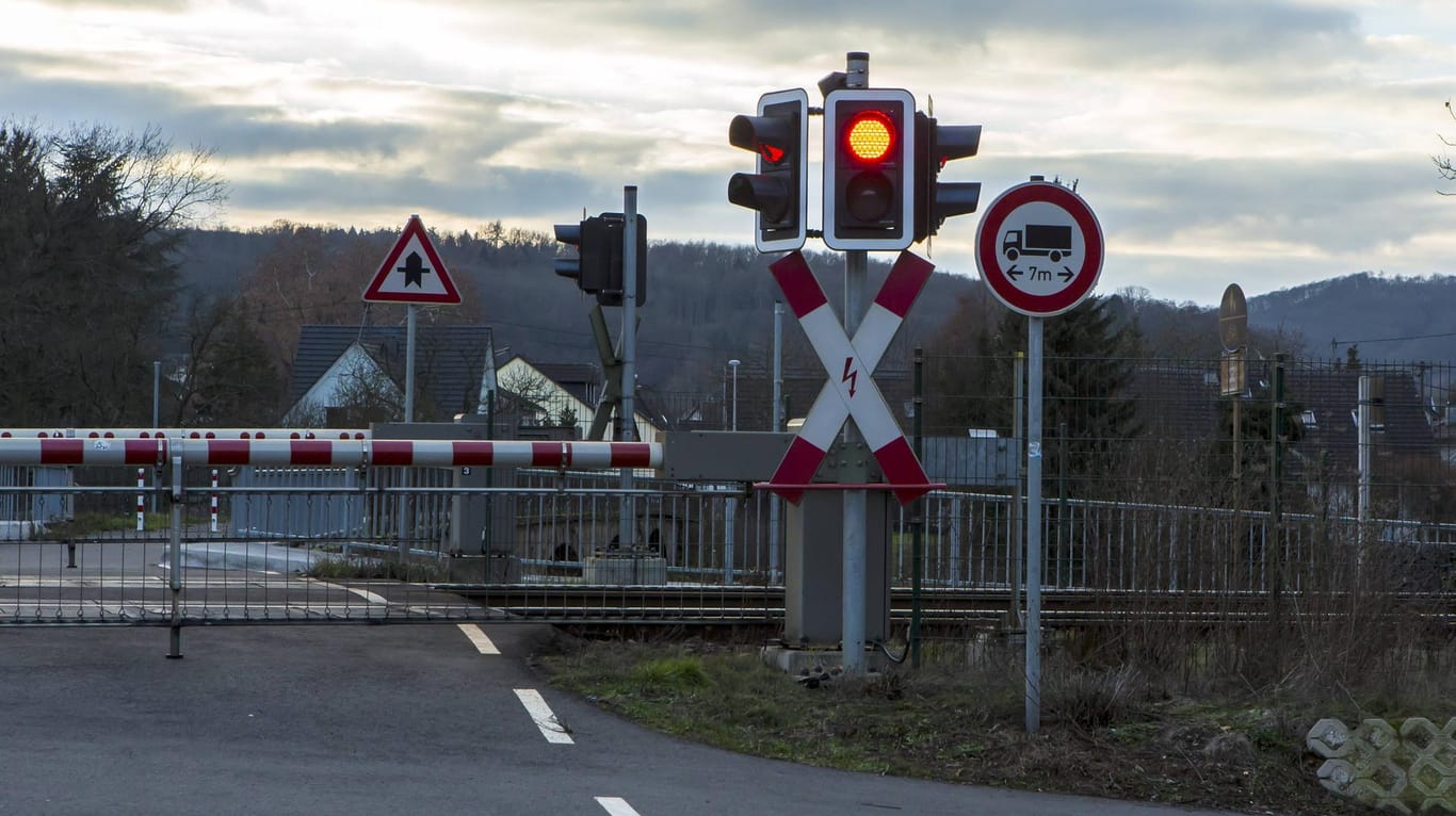 Geschlossener Bahnübergang mit roter Ampel (Symbolbild): Der Zug konnte seine Fahrt nach einem Fahrerwechsel fortsetzen.