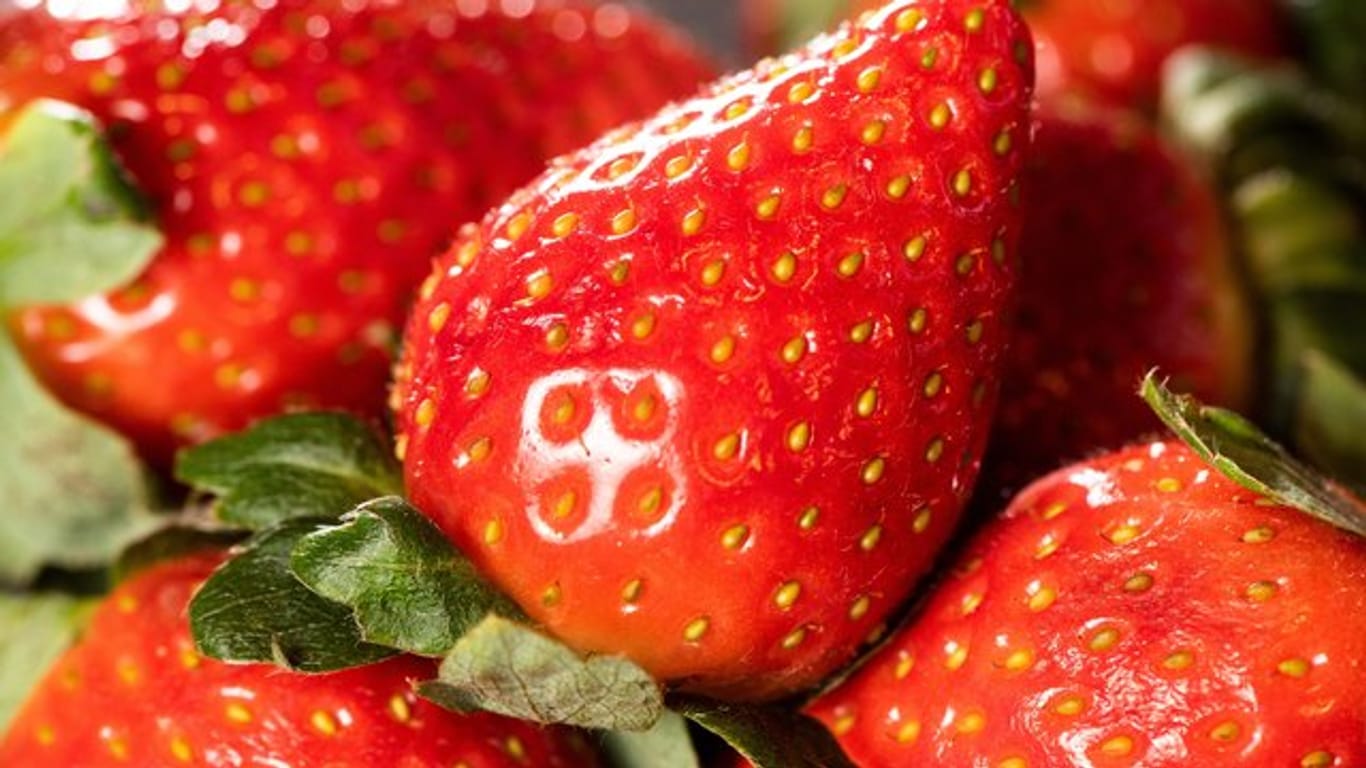 Marmelade aus frischen Erdbeeren wird nach einiger Zeit leider braun.