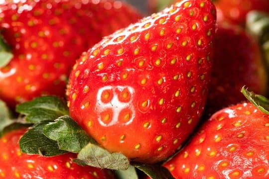 Marmelade aus frischen Erdbeeren wird nach einiger Zeit leider braun.