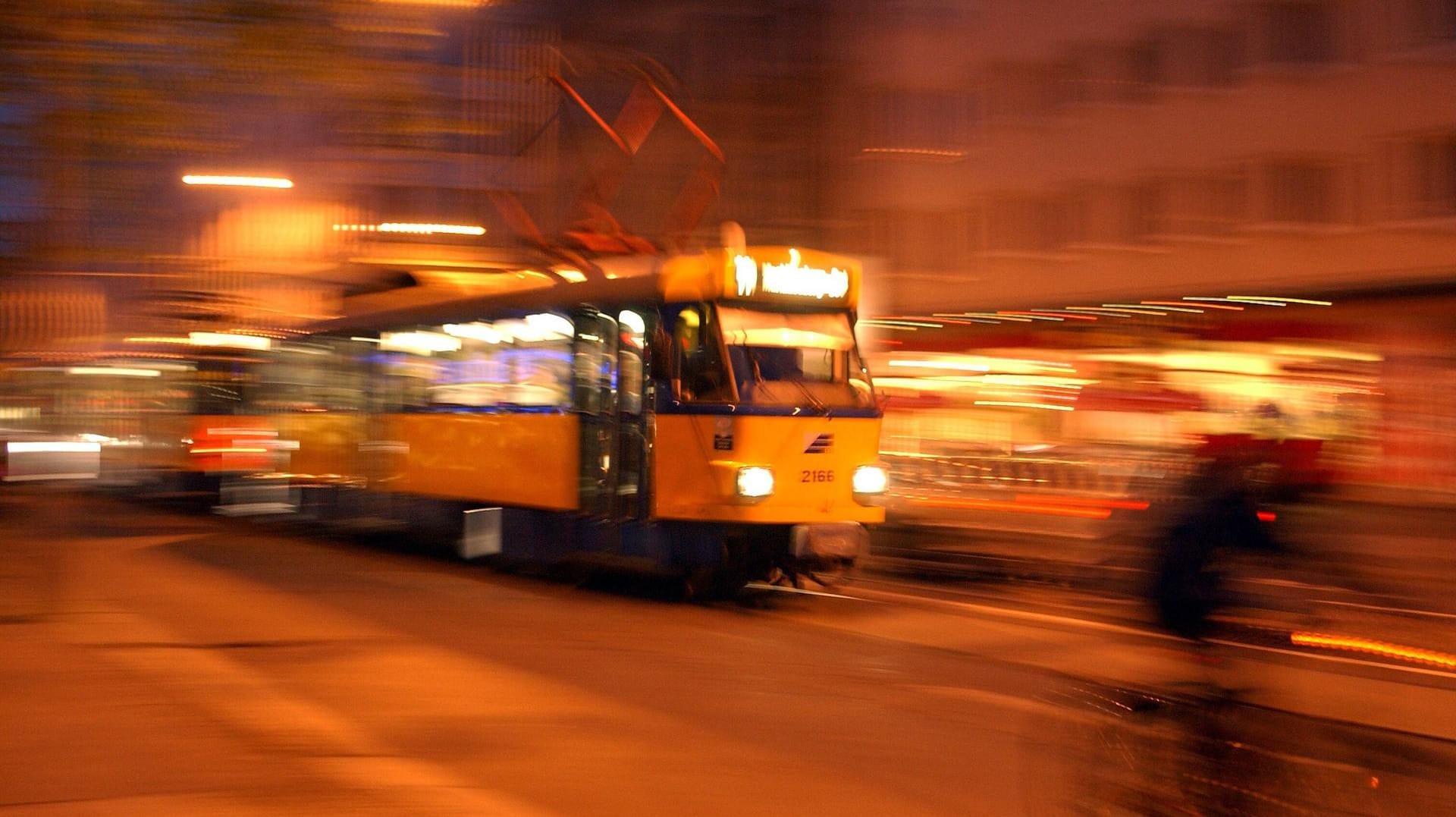 Straßenbahn in Leipzig (Symbolbild): Die Männer sollen den jungen Mann aus der Bahn gedrängt und ihn geschlagen haben.