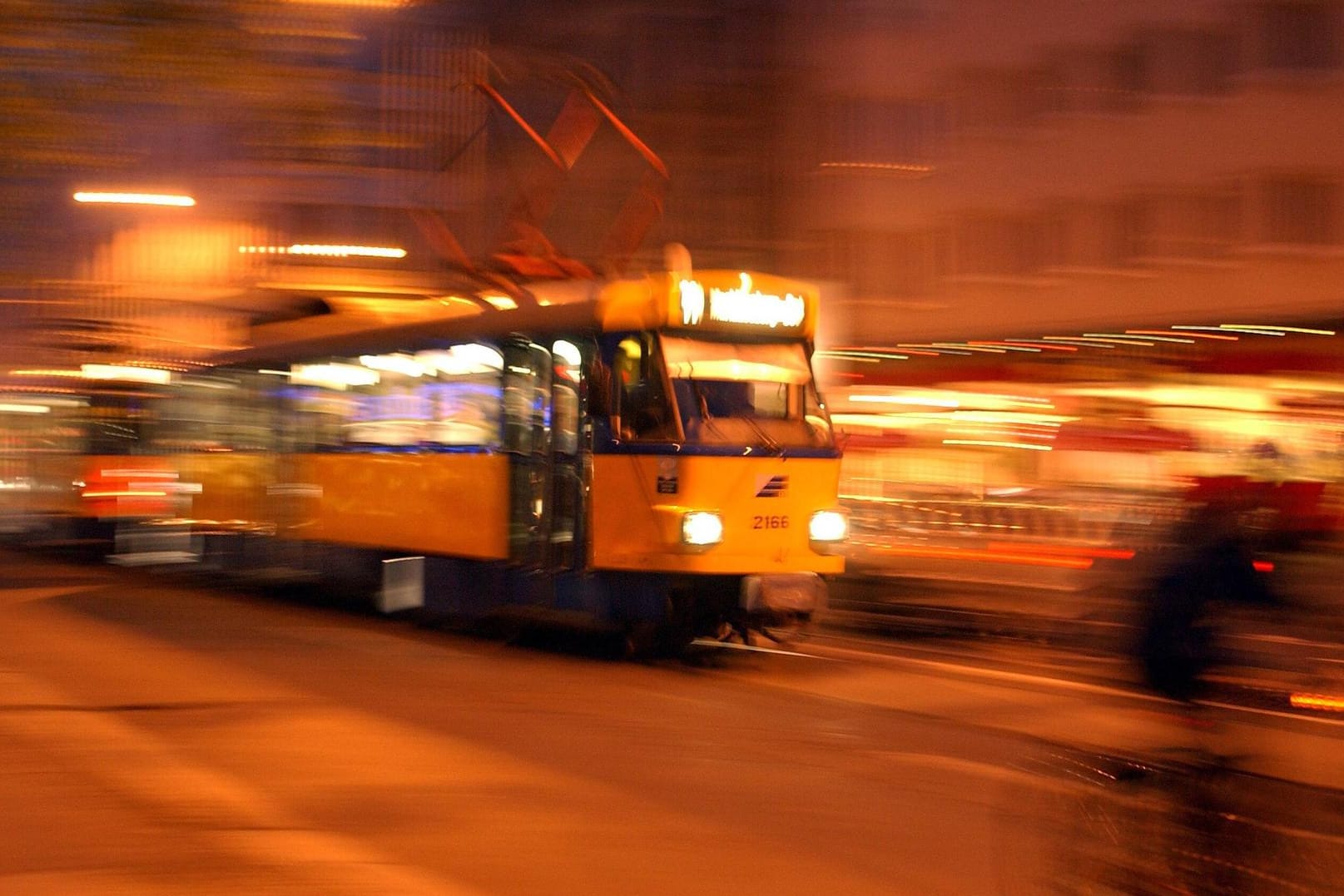 Straßenbahn in Leipzig (Symbolbild): Die Männer sollen den jungen Mann aus der Bahn gedrängt und ihn geschlagen haben.