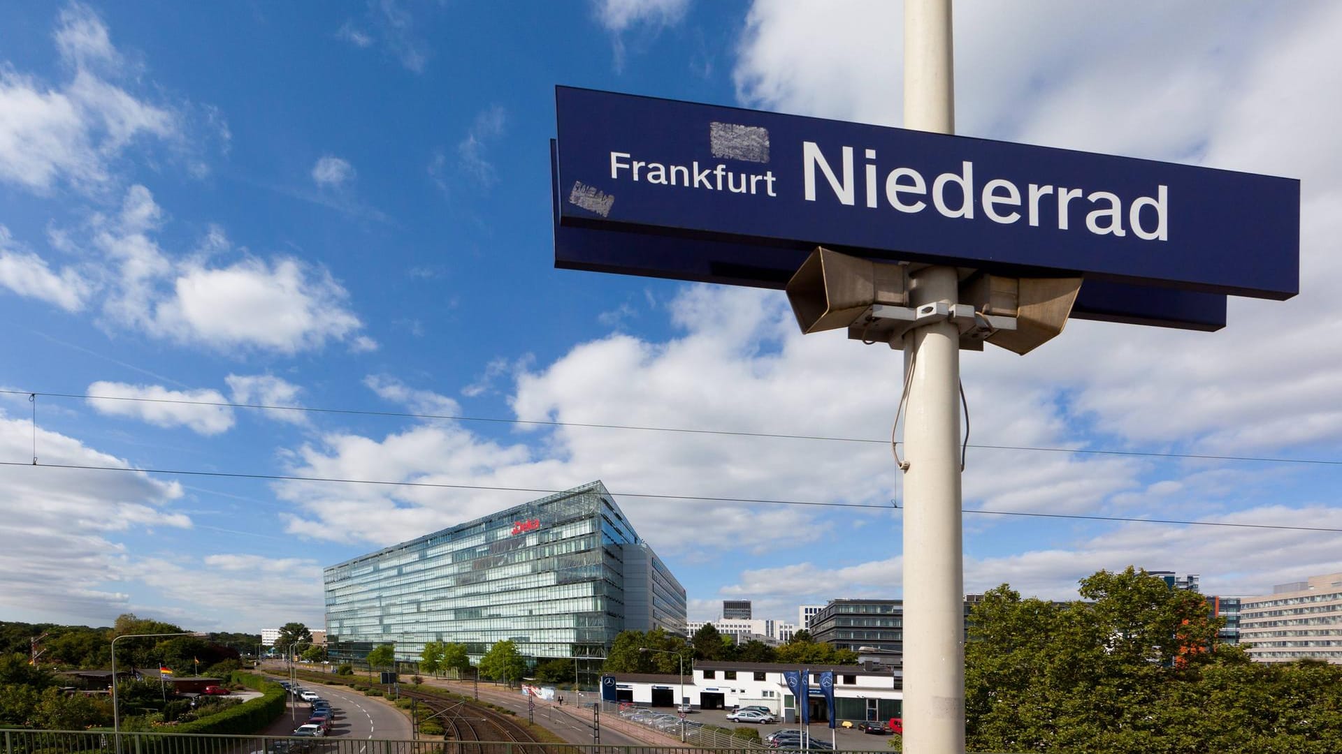 Bahnhof Frankfurt-Niederrad: Dort mussten 250 Bahn-Gäste ihre Reise unterbrechen.