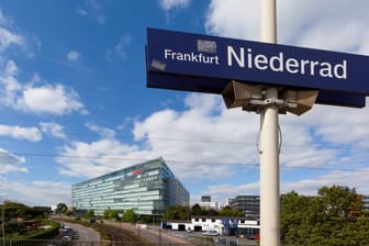 Bahnhof Frankfurt-Niederrad: Dort mussten 250 Bahn-Gäste ihre Reise unterbrechen.