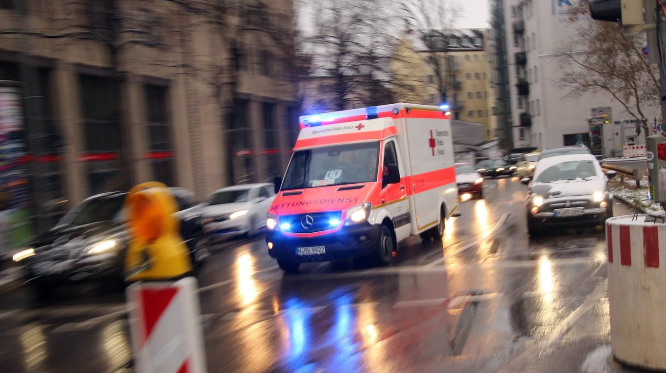 Rettungswagen des Bayerischen Roten Kreuz (Symbolbild): Die Beamten und auch der Notarzt waren nach dem Notruf sofort zur Stelle.