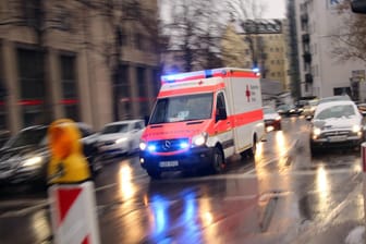 Rettungswagen des Bayerischen Roten Kreuz (Symbolbild): Die Beamten und auch der Notarzt waren nach dem Notruf sofort zur Stelle.