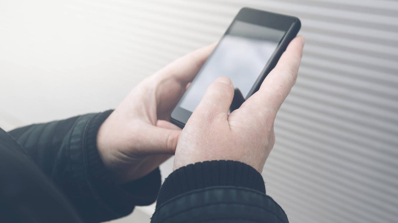 Nutzung eines Smartphones: Die Bundespolizei soll künftig von einer App unterstützt werden. (Symbolbild)