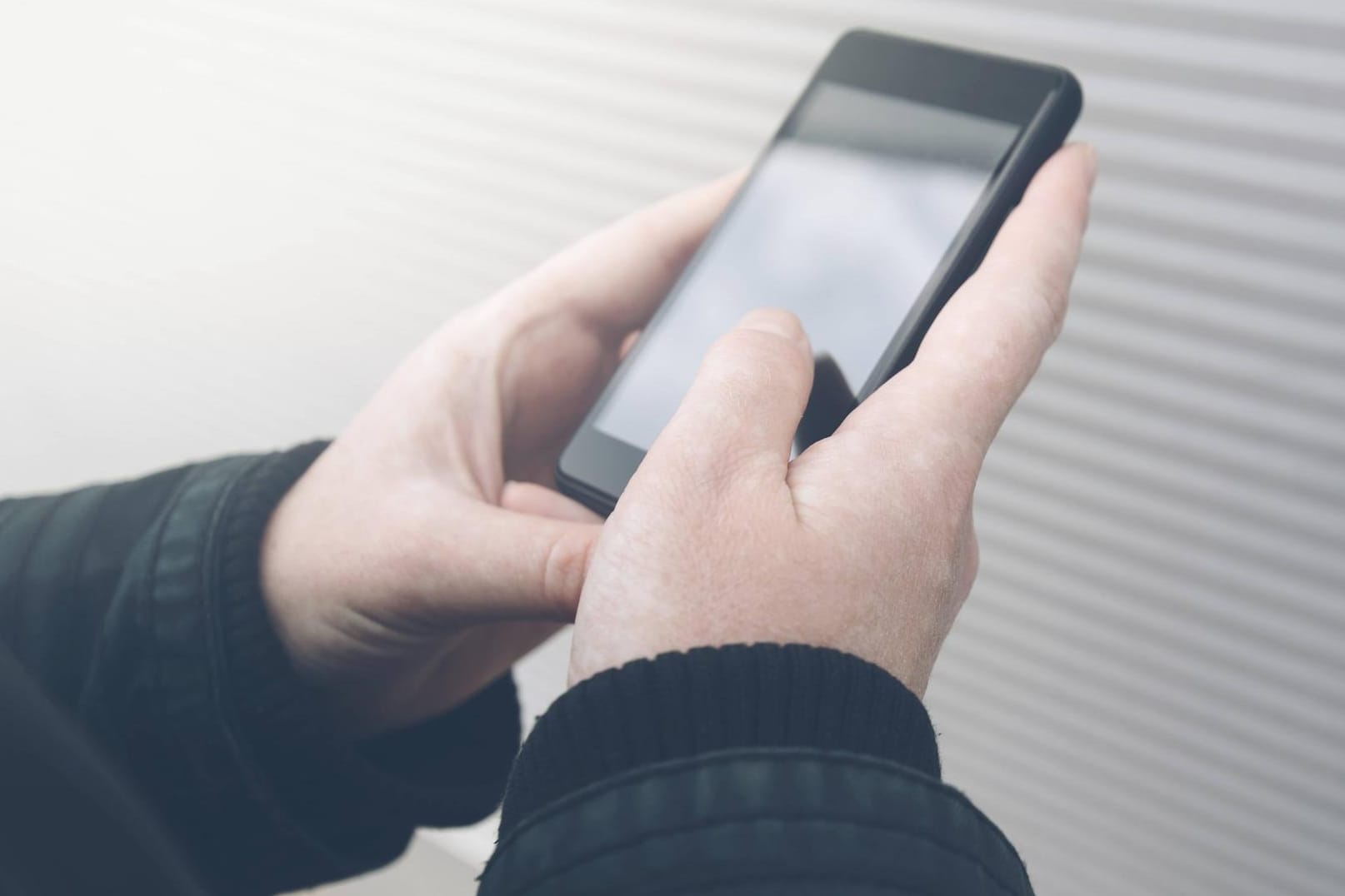 Nutzung eines Smartphones: Die Bundespolizei soll künftig von einer App unterstützt werden. (Symbolbild)