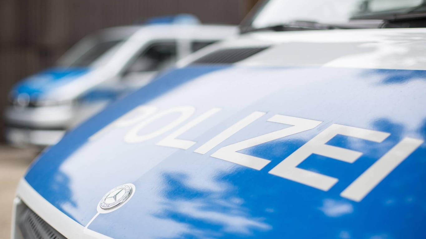 Einsatzfahrzeuge der Polizei: Drei Täter sind in Nordrhein-Westfalen nach einem Überall auf der Flucht. (Symbolbild)