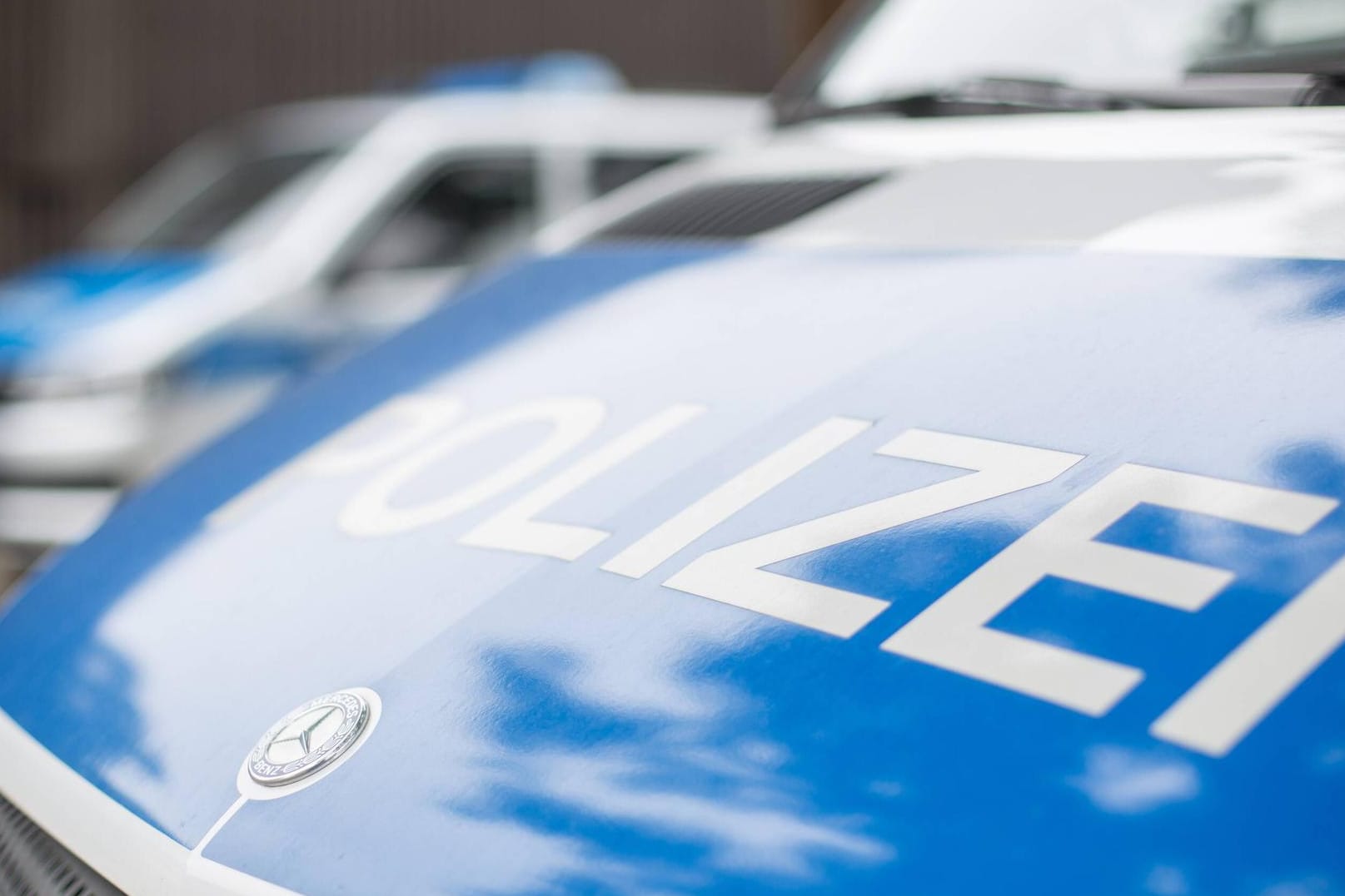 Einsatzfahrzeuge der Polizei: Drei Täter sind in Nordrhein-Westfalen nach einem Überall auf der Flucht. (Symbolbild)