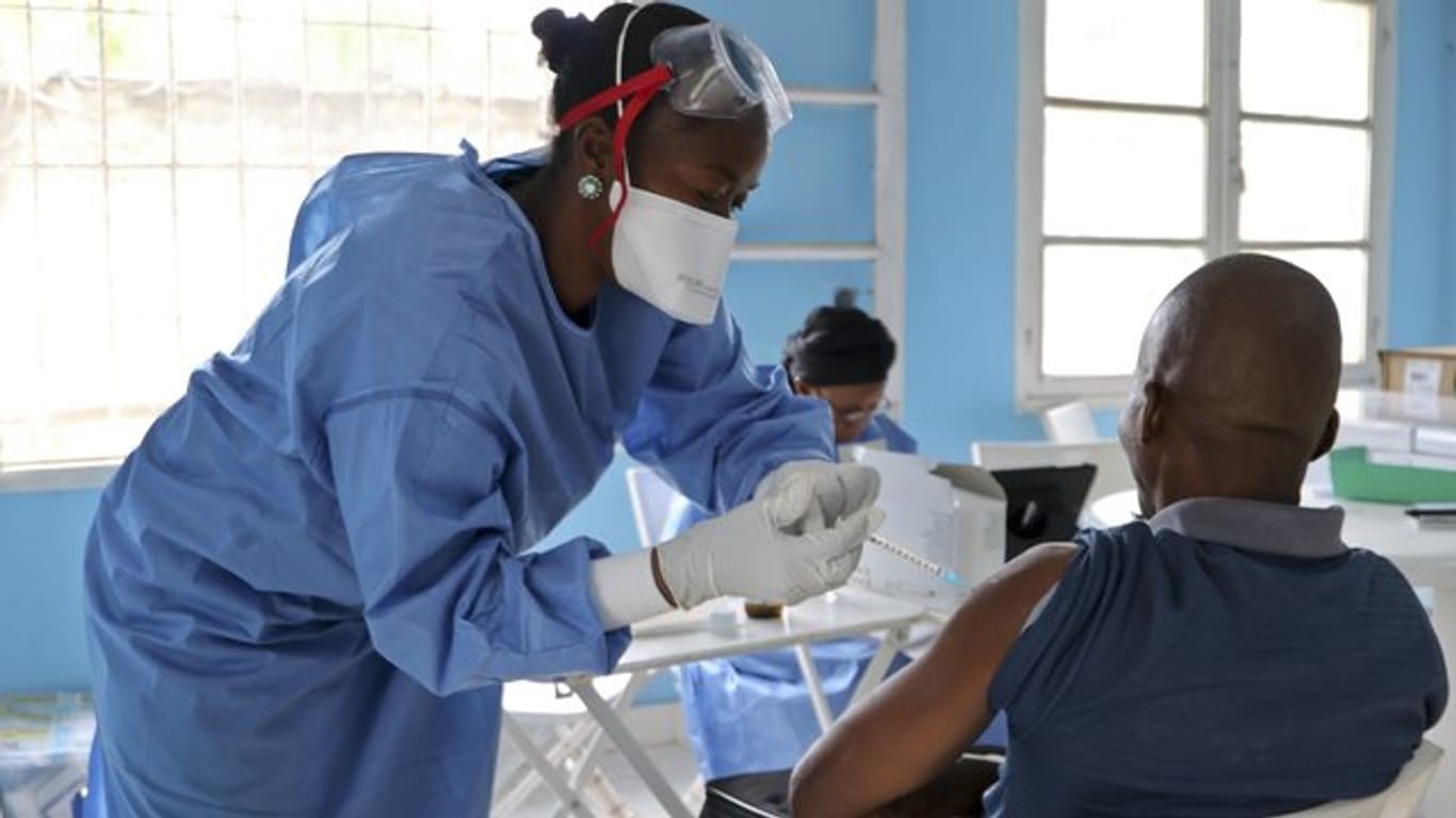 In Mbandaka im Kongo wird ein Mitarbeiter der Weltgesundheitsorganisation (WHO) gegen Ebola geimpft.