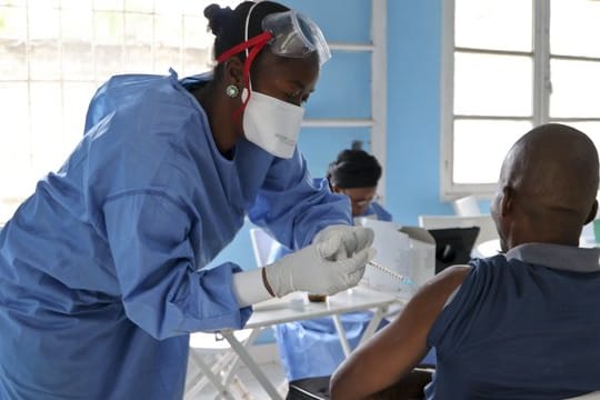 In Mbandaka im Kongo wird ein Mitarbeiter der Weltgesundheitsorganisation (WHO) gegen Ebola geimpft.