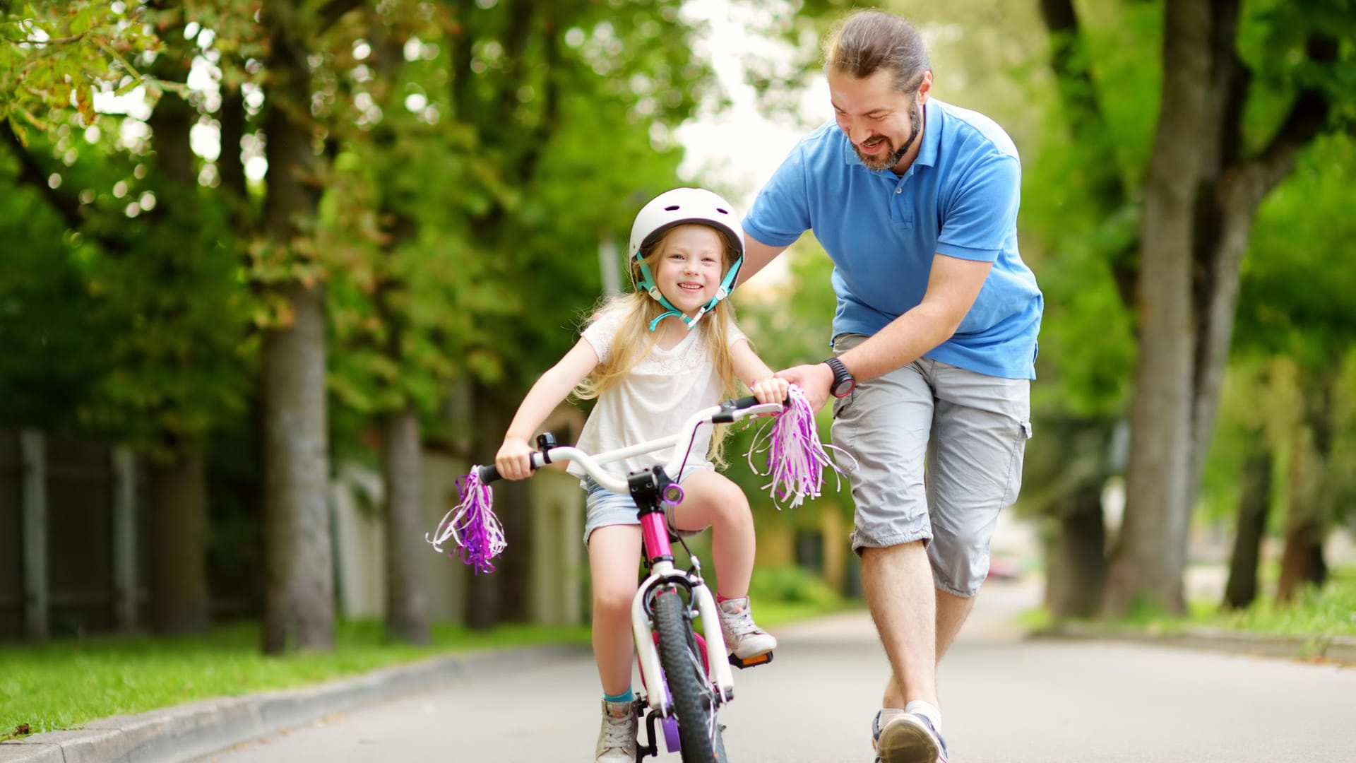 Vater und Tochter: Der leibliche Vater hat auch dann ein Anrecht auf Umgang mit seinem Kind, wenn es bei einem Ehebruch entstanden ist.