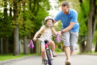 Vater und Tochter: Der leibliche Vater hat auch dann ein Anrecht auf Umgang mit seinem Kind, wenn es bei einem Ehebruch entstanden ist.