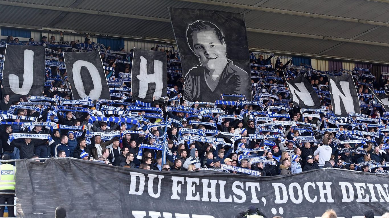 Auch nach dem Tod ein Vorbild: Die Fans des SV Darmstadt 98 gedachten "Johnny" mit dieser Choreografie im März 2016.