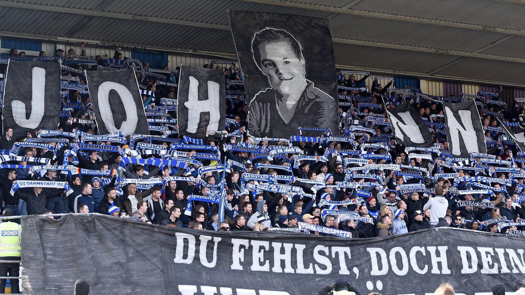 Auch nach dem Tod ein Vorbild: Die Fans des SV Darmstadt 98 gedachten "Johnny" mit dieser Choreografie im März 2016.