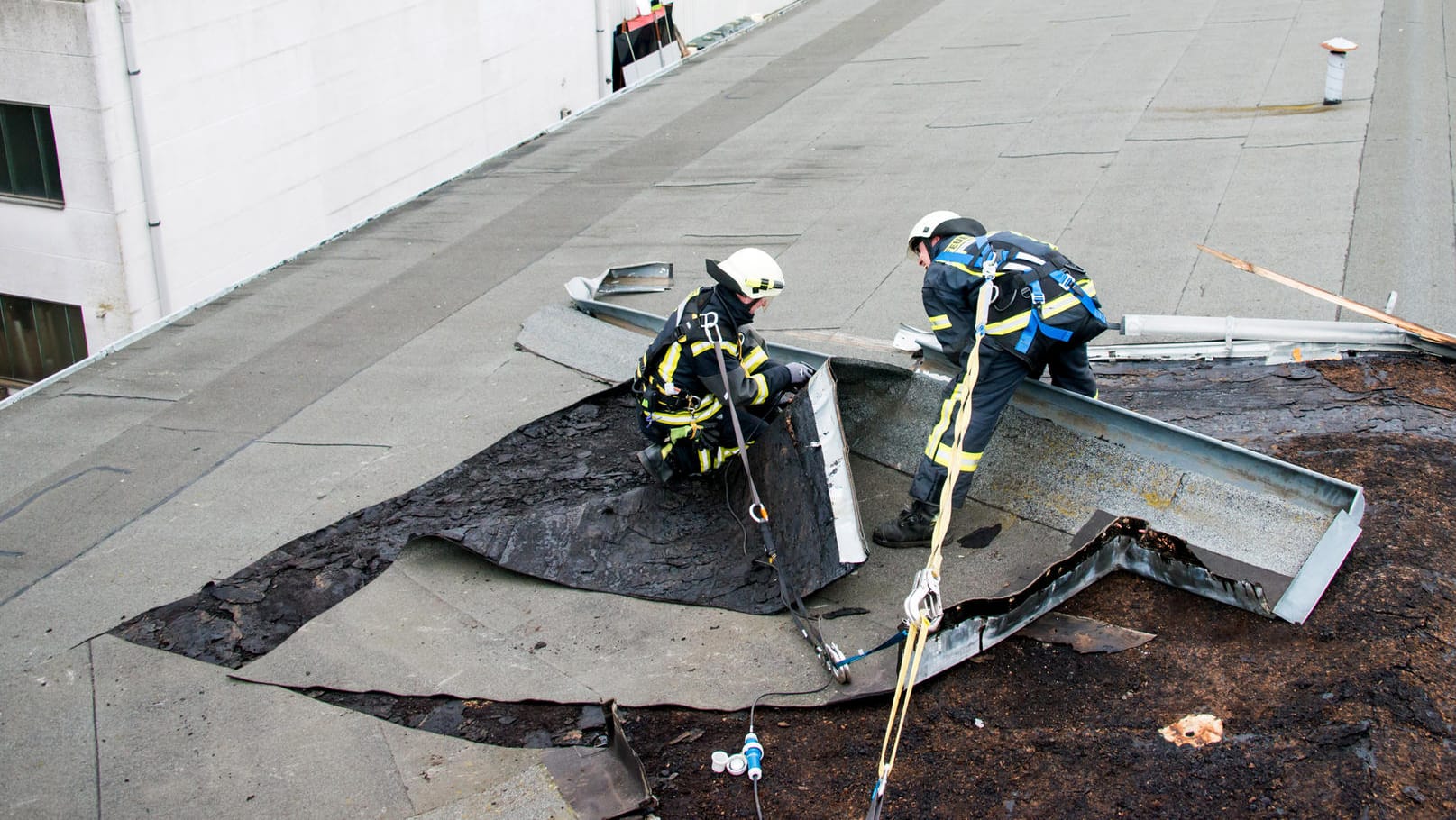 Feuerwehrleute im Einsatz in Barsbüttel: In Schleswig-Holstein deckten Sturmböen bereits vereinzelt Dächer ab.