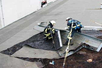 Feuerwehrleute im Einsatz in Barsbüttel: In Schleswig-Holstein deckten Sturmböen bereits vereinzelt Dächer ab.