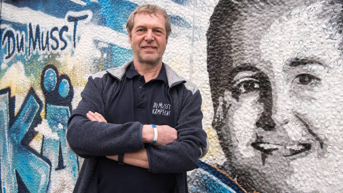 Immer noch präsent rund ums Böllenfalltor: Vater Martin Heimes vor einem Gedenk-Graffiti für "Johnny" am Darmstädter Stadion.