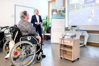 Ingelore Leppin, Bewohnerin im Alten- und Pflegeheim Heinemanhof, fährt mit der Spielekonsole "MemoreBox" auf einem Motorrad.