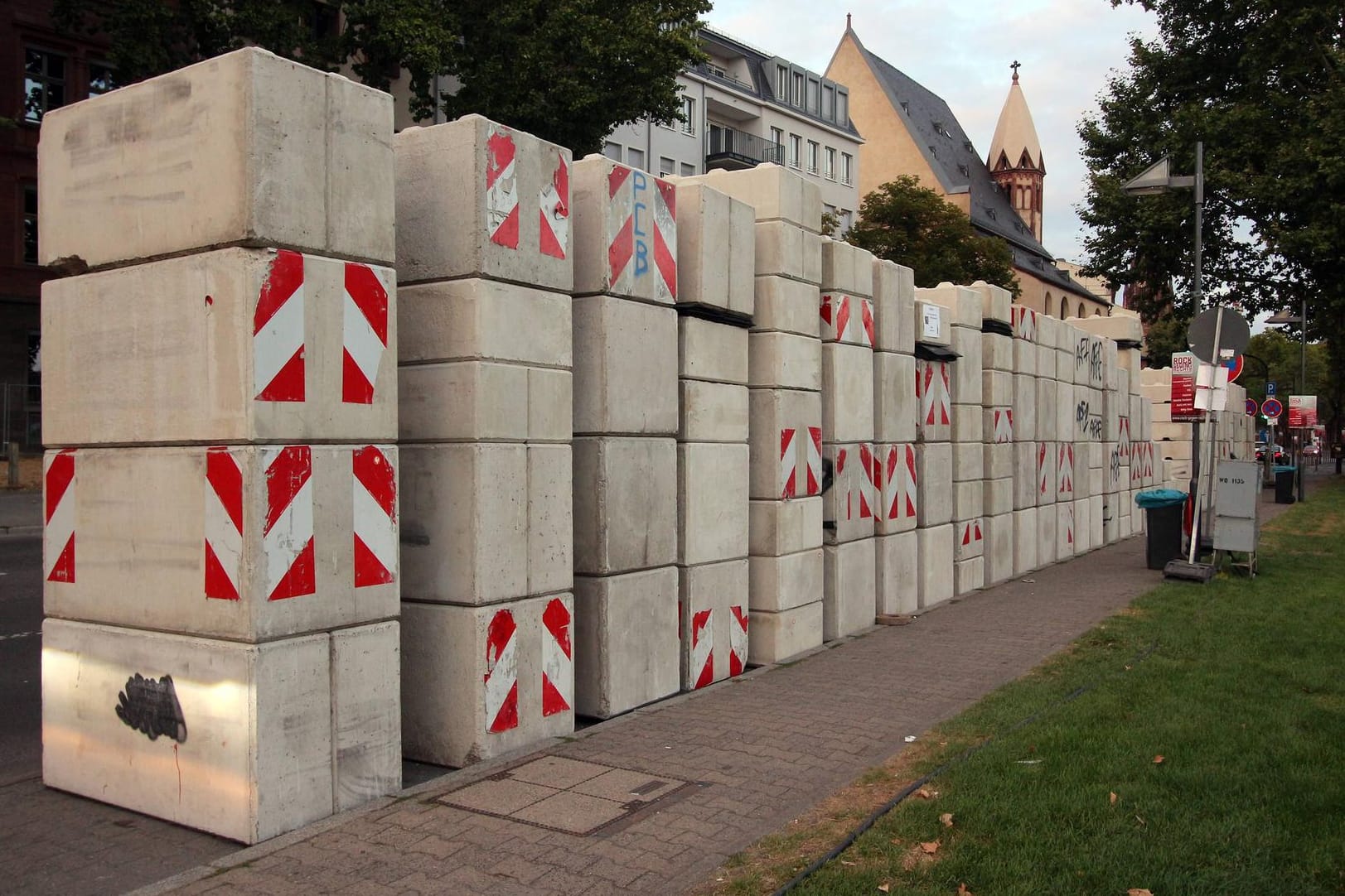 Betonsperren am Mainufer in Frankfurt: Schleswig-Holsteins Innenminister will sich besser gegen Terror wappnen.