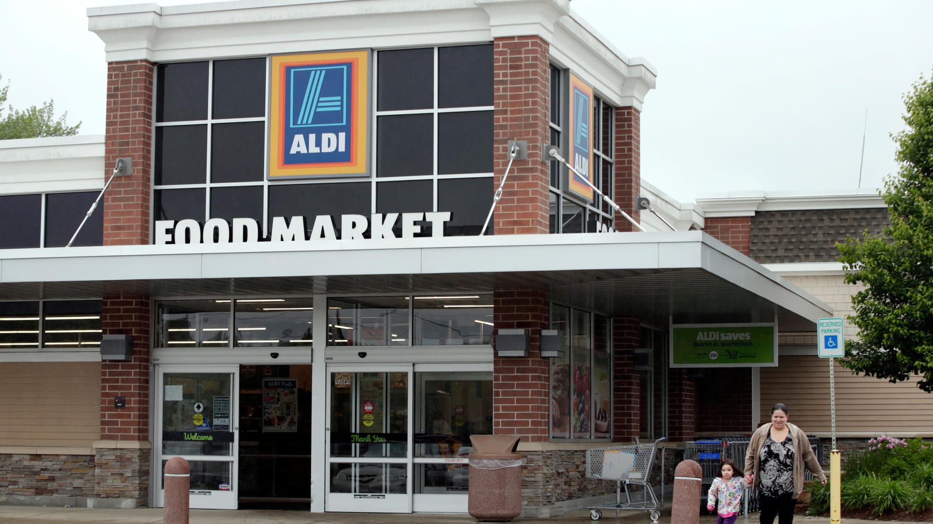 Aldi-Filiale in Salem, USA: Die deutschen Discounter-Riesen Aldi und Lidl streiten in den USA um Geschäftsgeheimnisse.