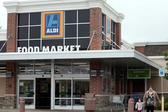 Aldi-Filiale in Salem, USA: Die deutschen Discounter-Riesen Aldi und Lidl streiten in den USA um Geschäftsgeheimnisse.