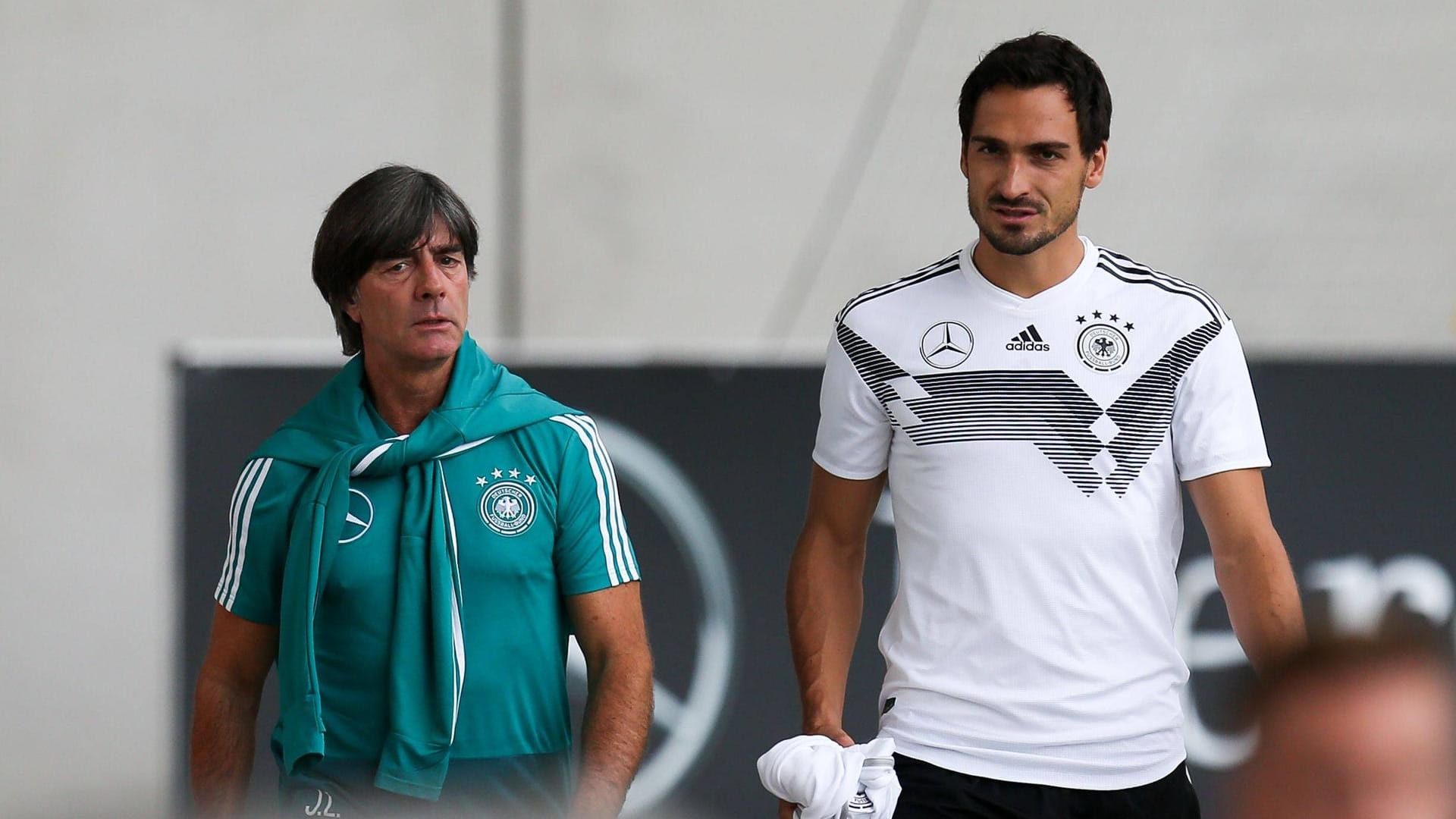 Der Trainer und sein Abwehrchef: Mats Hummels galt bislang als enger Vertrauter von Bundestrainer Jogi Löw.