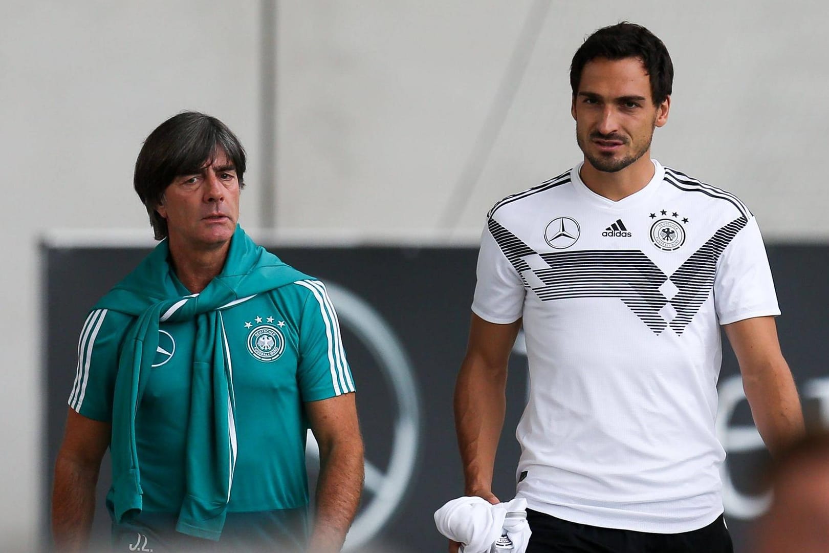 Der Trainer und sein Abwehrchef: Mats Hummels galt bislang als enger Vertrauter von Bundestrainer Jogi Löw.