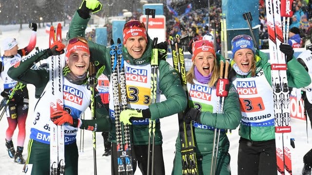 Benedikt Doll, Arnd Peiffer, Denise Herrmann und Vanessa Hinz (l-r) feiern Silber in Östersund. Benedikt Doll, Arnd Peiffer, Denise Herrmann und Vanessa Hinz (l-r) feiern Silber in Östersund.