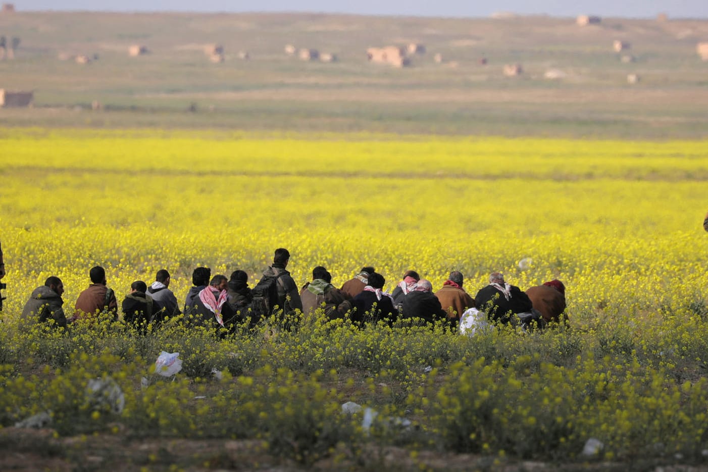 Kurdische Kämpfer bewachen gefangene Terroristen: Über 50 IS-Kämpfer, die in kurdischen Händen in Syrien sind, kommen aus Deutschland.