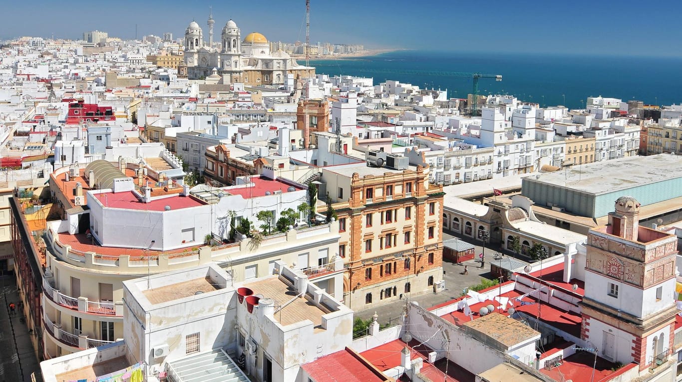 Blick über die Dächer von Cádiz (Symbolbild): In der spanischen Stadt sollen die Rentner unter unzumutbaren Zuständen festgehalten worden sein.